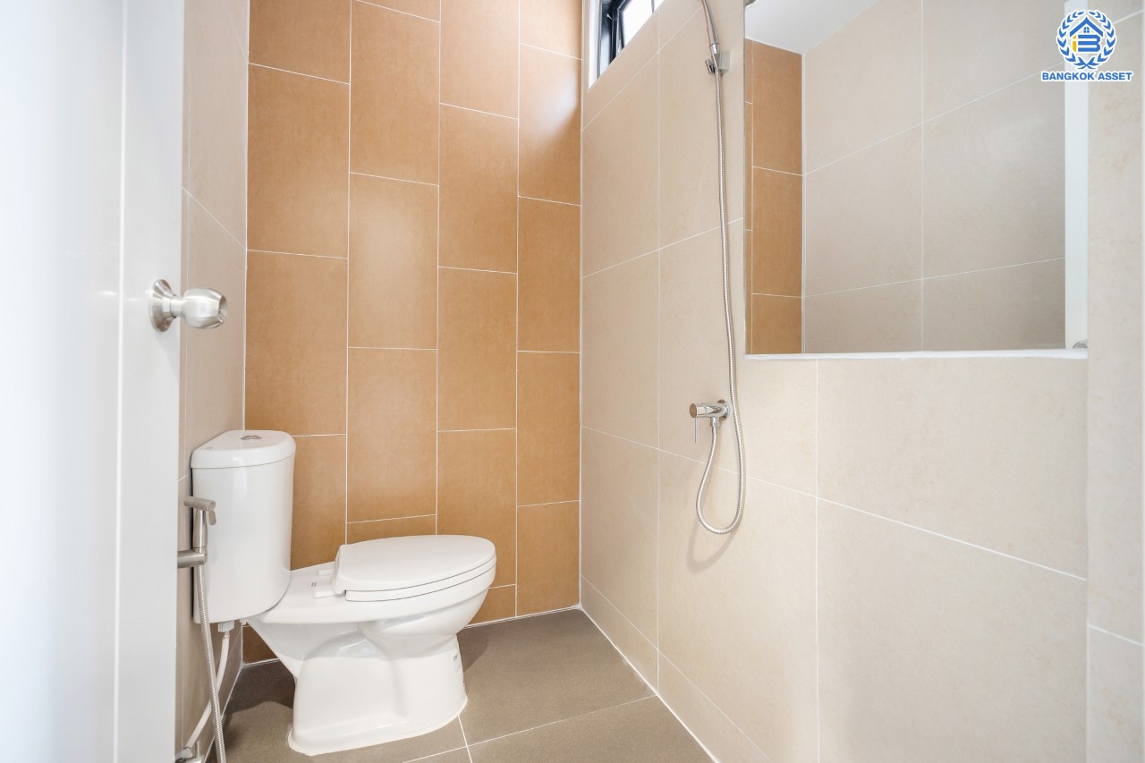 บ้านมือสองตกแต่งใหม่ ม.กฤษดานคร16-17 บรมราชชนนี-พุทธมณฑลสาย3 เนื้อที่ 60 ตร.ว. ฟังก์ชัน 4 ห้องนอน 3 ห้องน้ำ 1 ห้องอเนกประสงค์ จอดรถได้ 2 คัน บนทำเลศักยภาพ เชื่อมต่อเมืองอย่างรวดเร็ว ใกล้ทางคู่ขนานลอยฟ้าบรมราชชนนี ม.มหิดล เซ็นทรัลศาลายา และทางด่วน ฯลฯ...